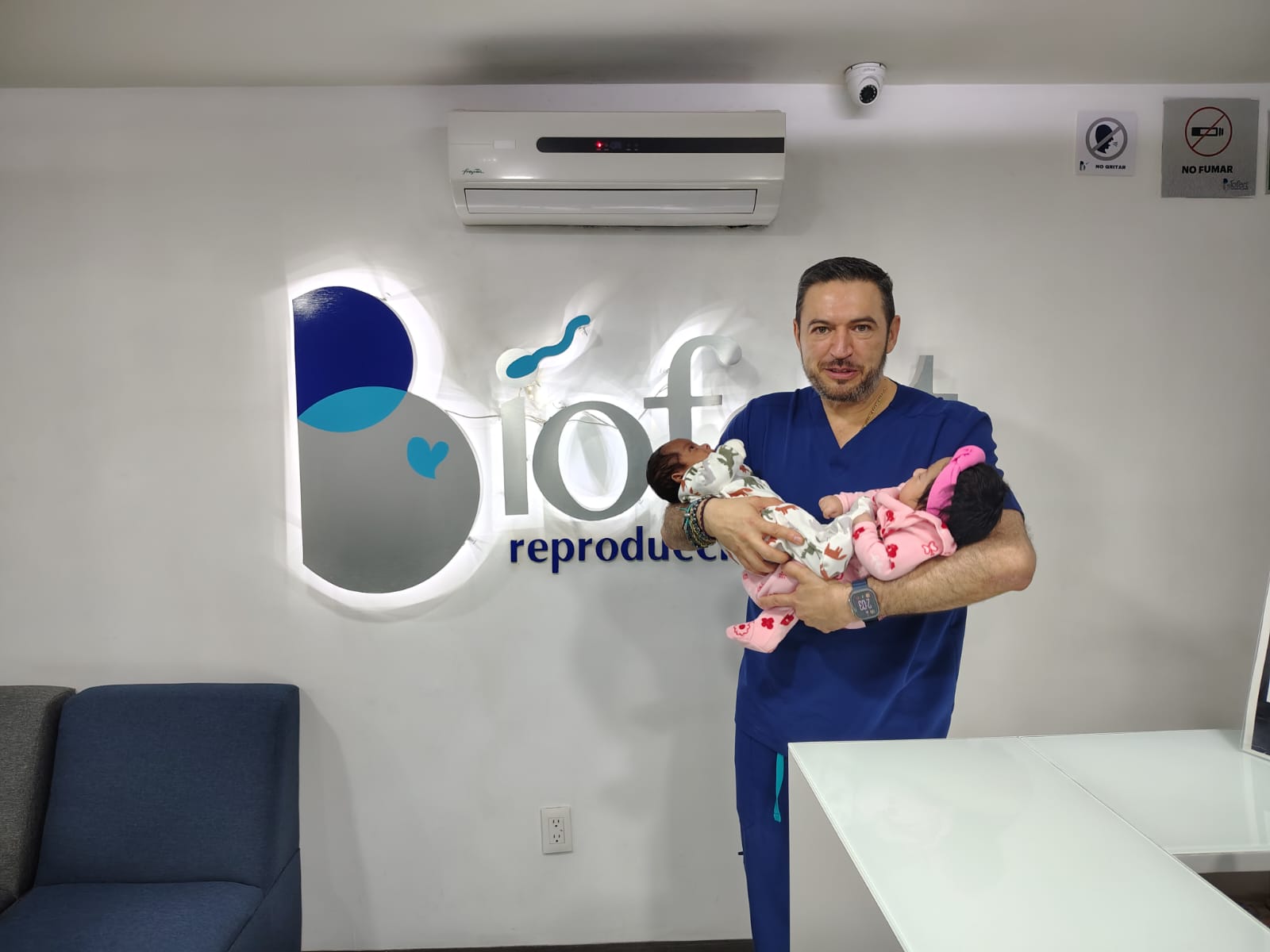 Familia feliz con bebé en Biofert