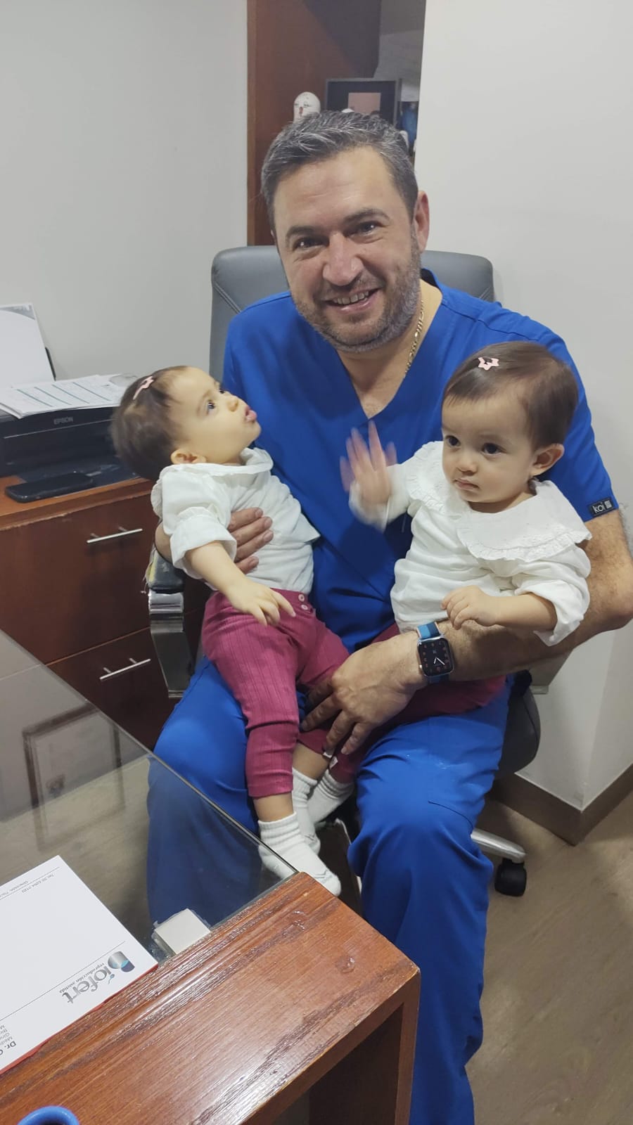 Doctor con gemelas bebés