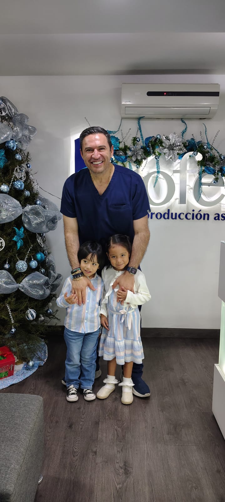 Doctor con niños en la clínica