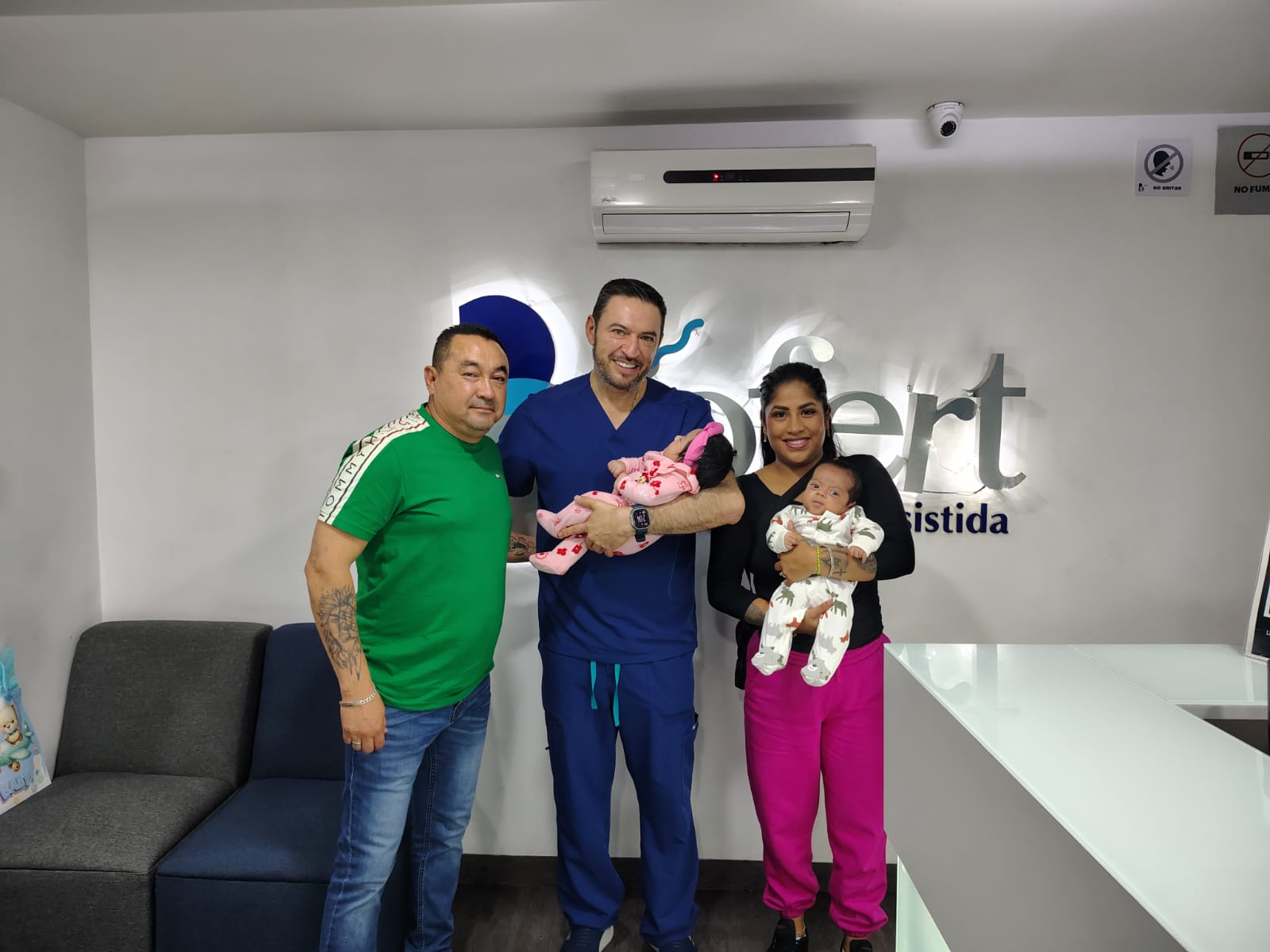 Familia con gemelos recién nacidos