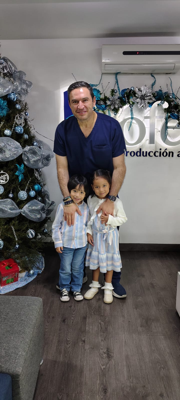 Doctor con niños visitando la clínica