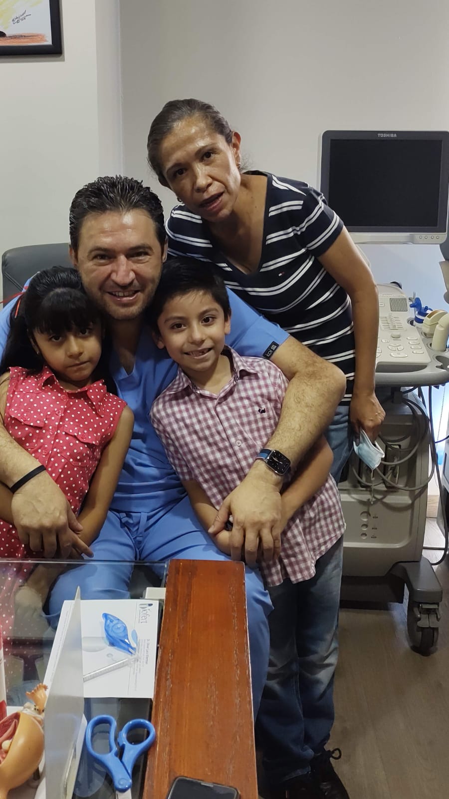 Familia con hijos en consultorio