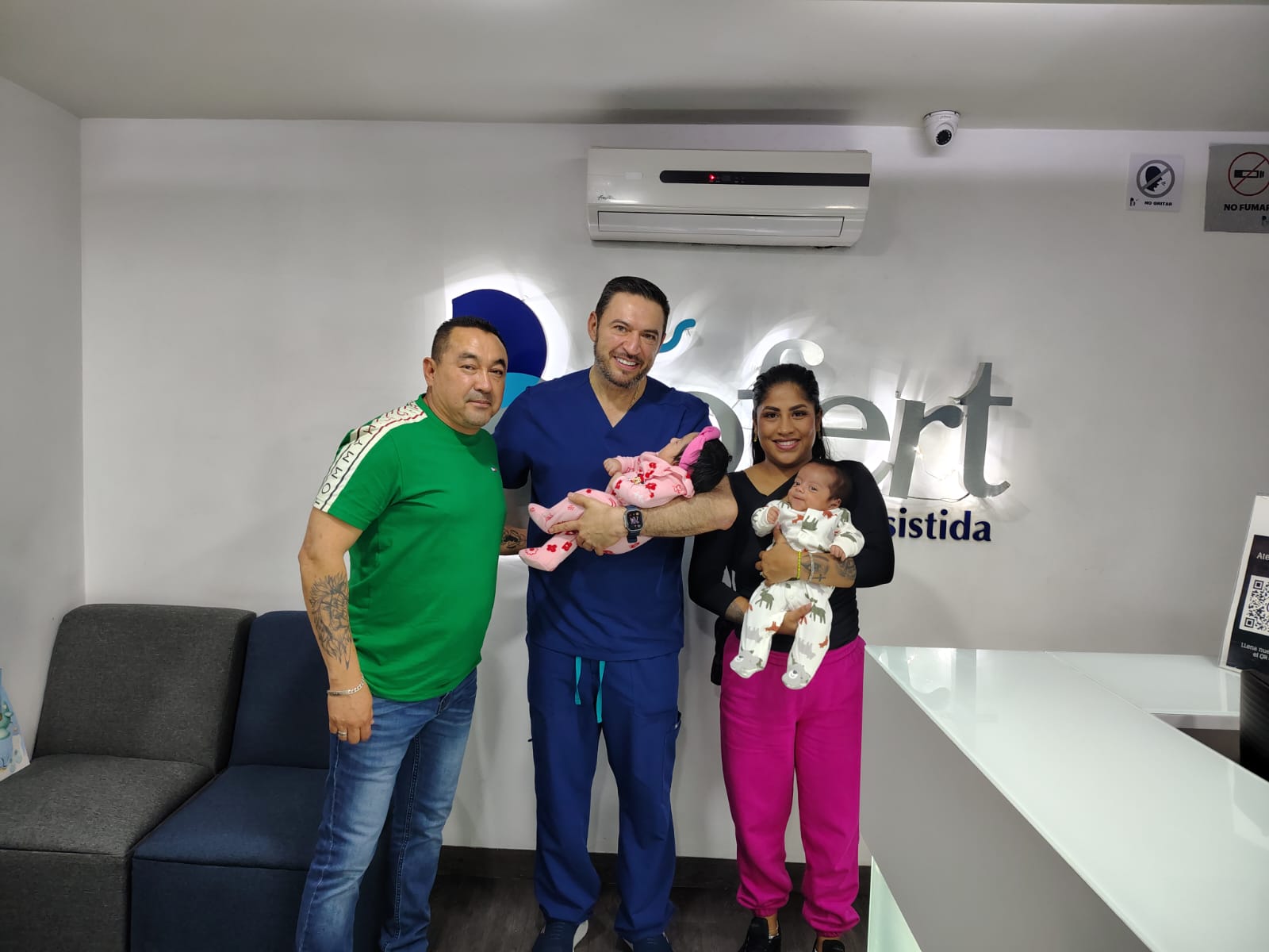 Padres con su recién nacido