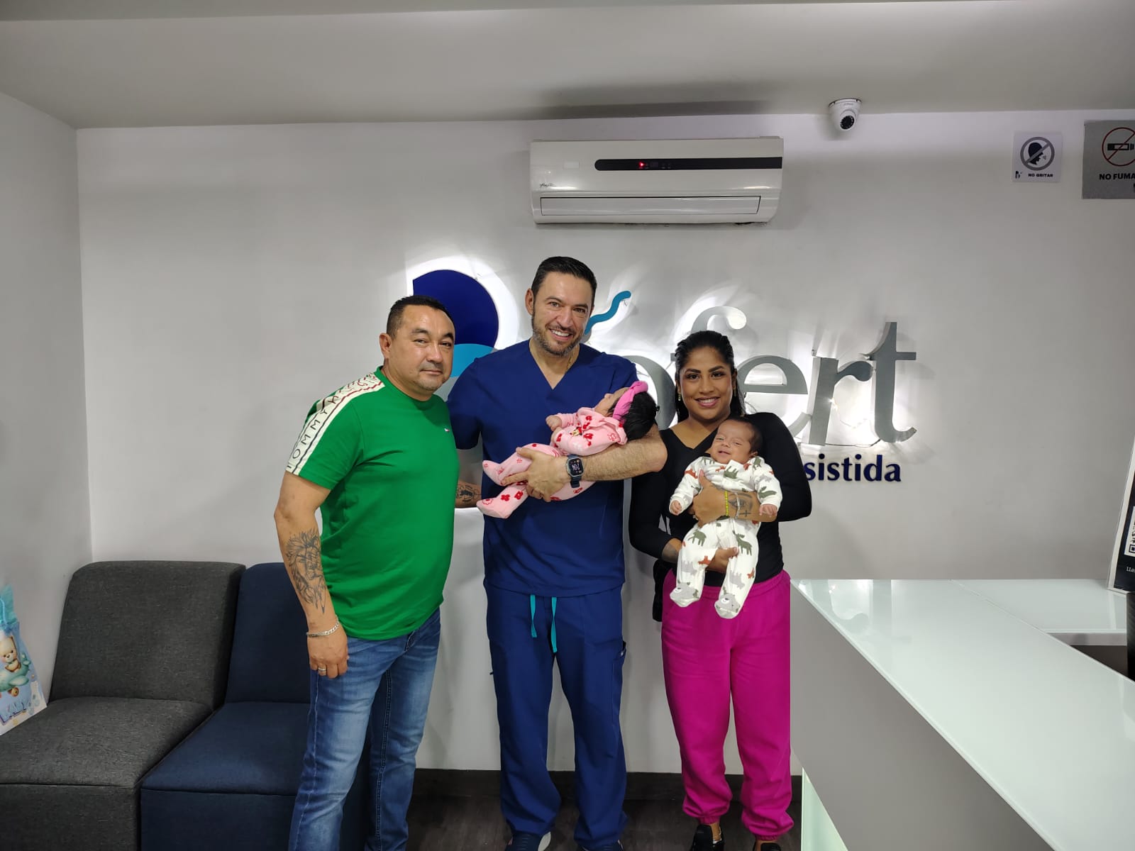 Familia celebrando su nuevo bebé