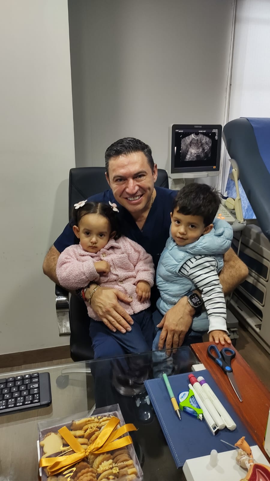 Padres orgullosos con su hijo